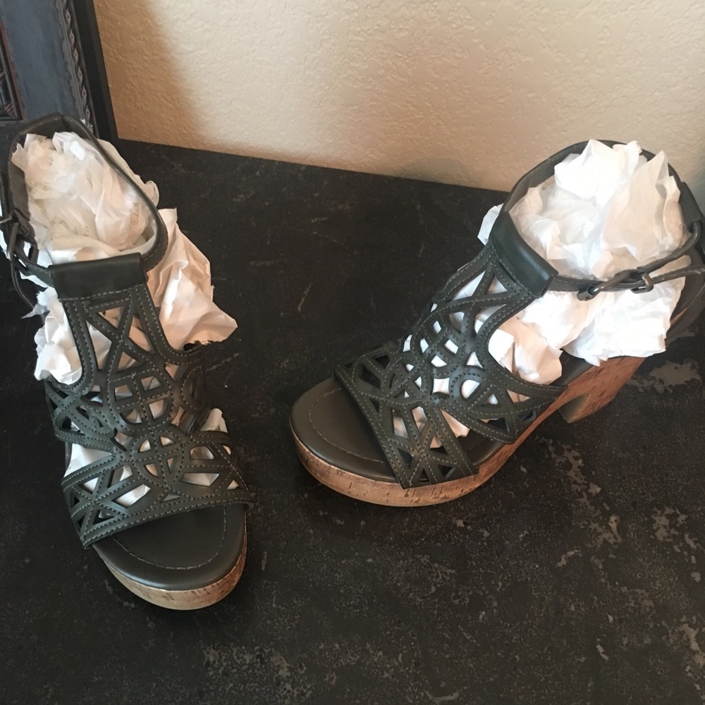 MIA  cork wedge sandal heel olive 6.5